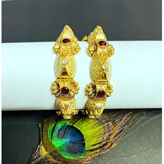 Gold-plated Bangle Set 22ct  premium quality   Gold-plated Bangle Set 22ct 22ct  premium quality sone se kam nahi kho jaye to gam nahi   SIZE 2.4  